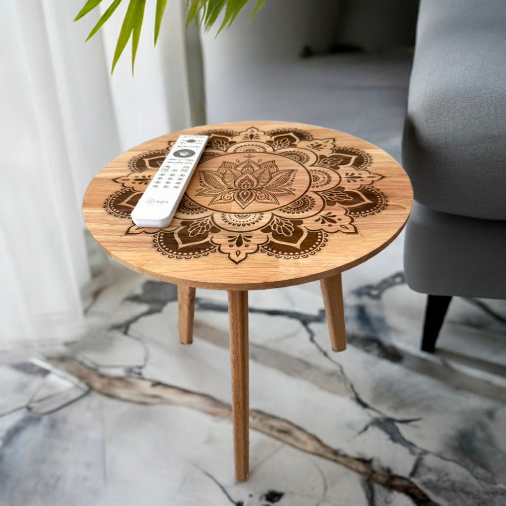 Gegraveerde ronde bijzettafel 
